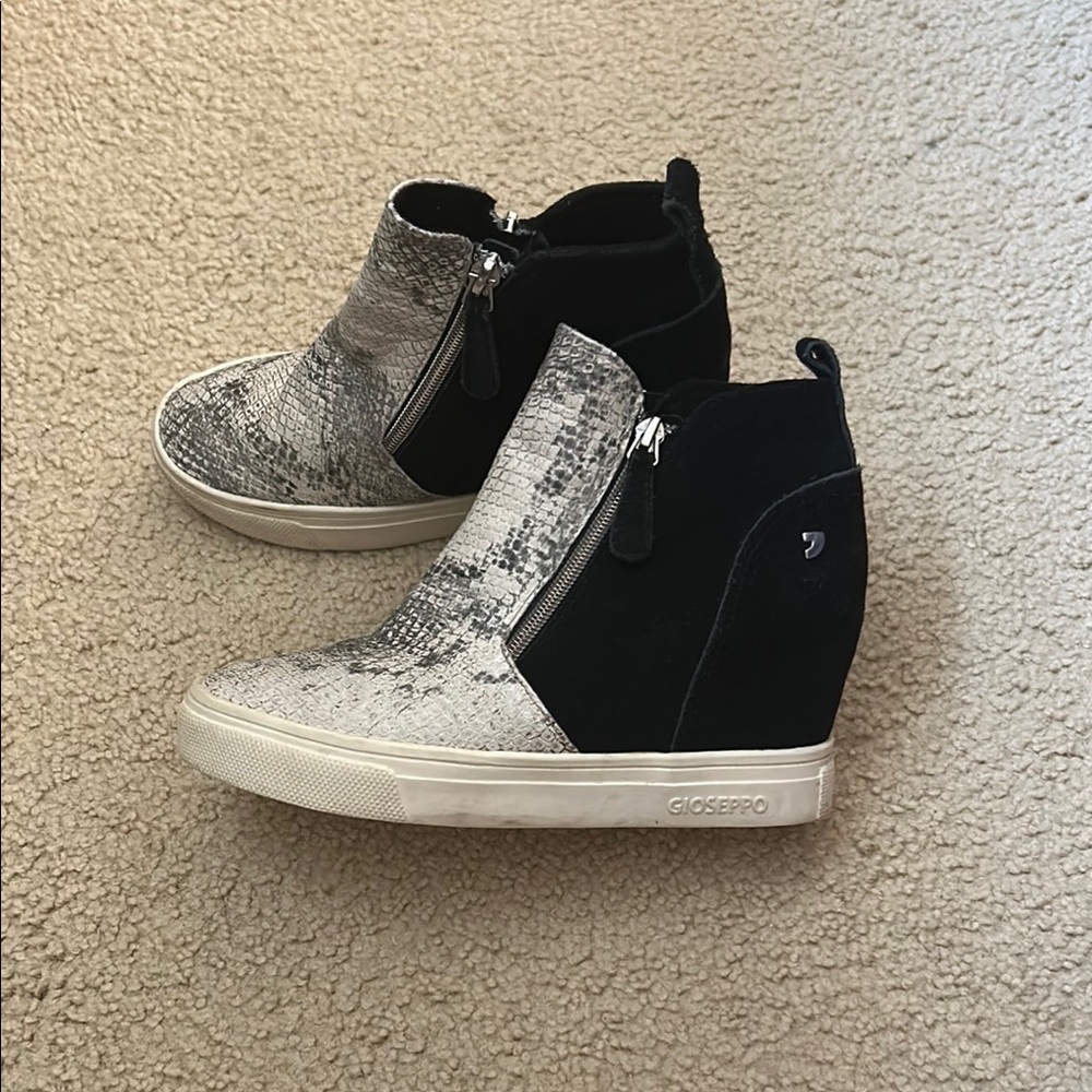 Black and Gray print Women's Wedges